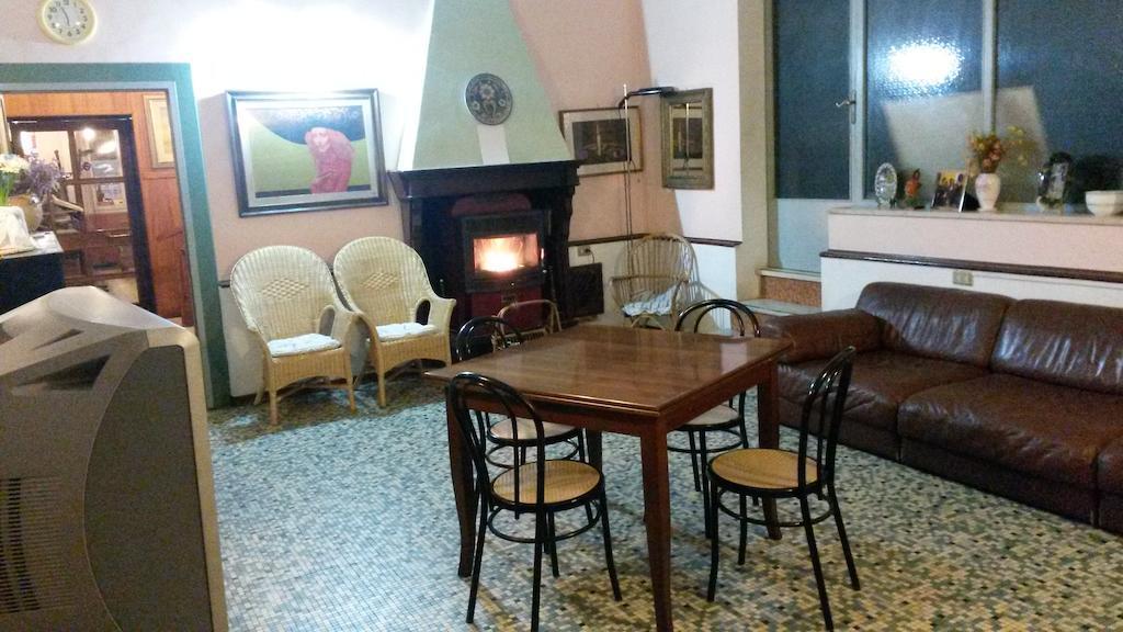 Albergo Ristorante Ferretti Monteluco Extérieur photo