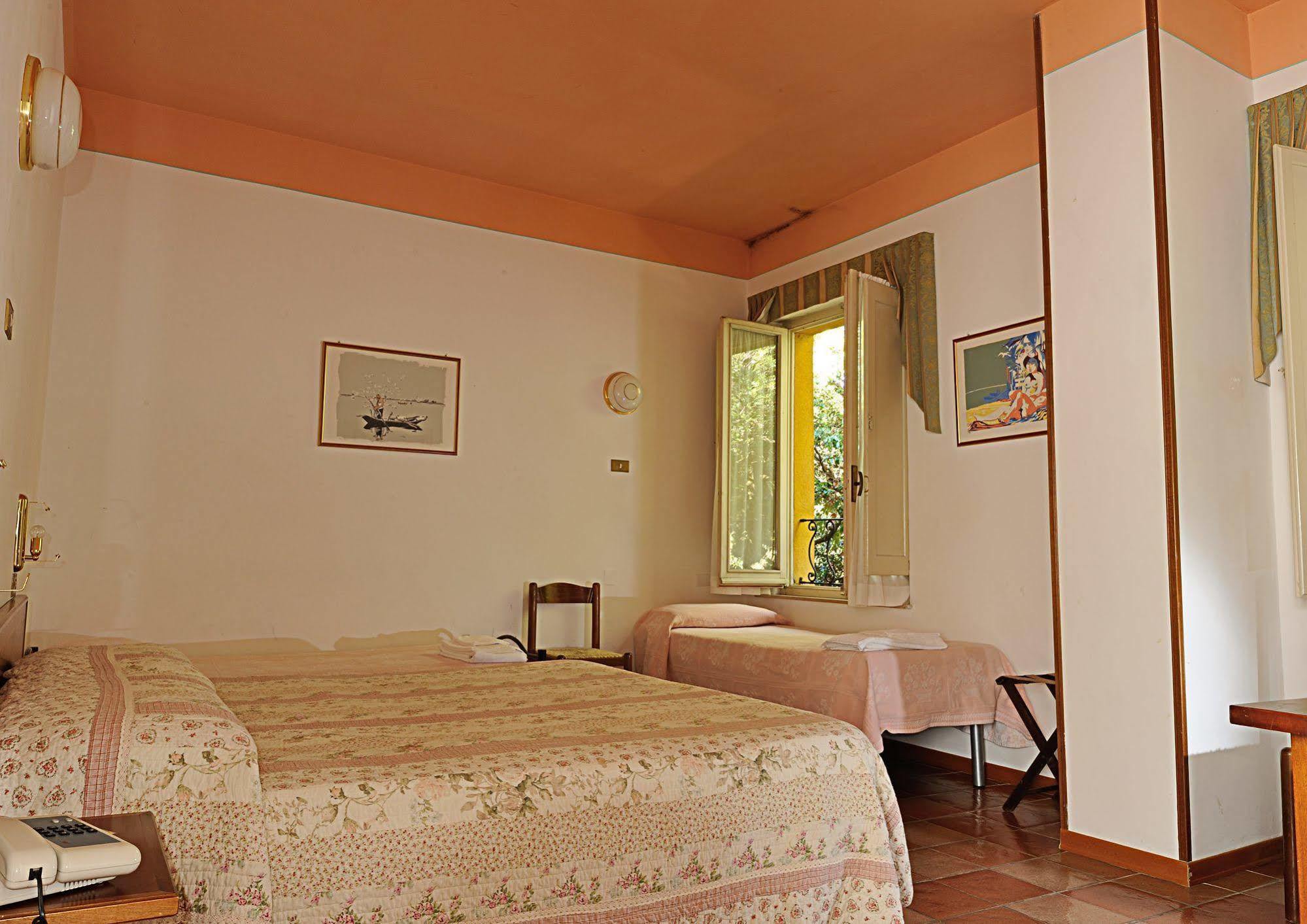 Albergo Ristorante Ferretti Monteluco Extérieur photo