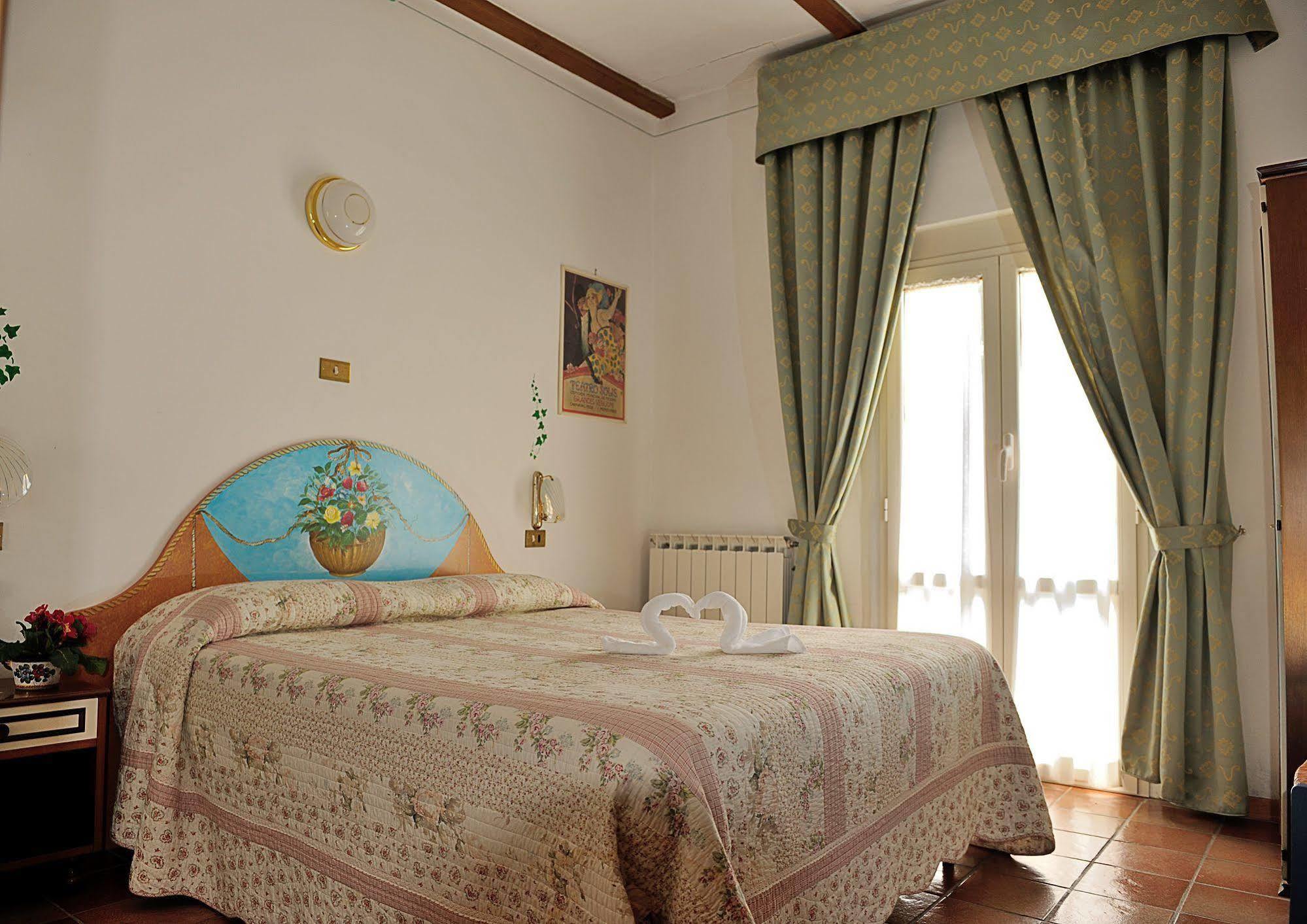 Albergo Ristorante Ferretti Monteluco Extérieur photo